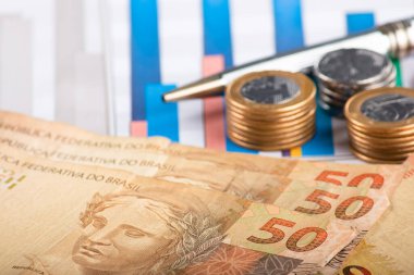 Finans konsepti. Brezilya para banknotları ve madeni paralar