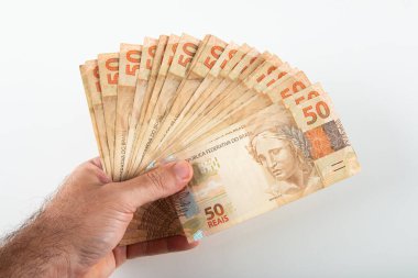 Brezilya parası işte. Elinizde 50 reais banknot var. Brezilya finans kavramı..