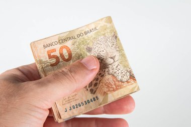 Brezilya parası işte. Elinizde 50 reais banknot var. Brezilya finans kavramı..