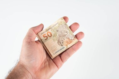 Brezilya parası işte. Elinizde 50 reais banknot var. Brezilya finans kavramı..