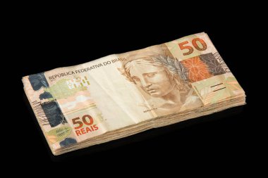 Brezilya parası işte. 50 reais banknot. Brezilya finans konsepti. Siyah arkaplan.