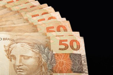 Brezilya parası işte. 50 reais banknot. Brezilya finans konsepti. Siyah arkaplan.