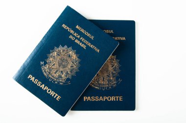 Beyaz arka planı olan Brezilya pasaportu.