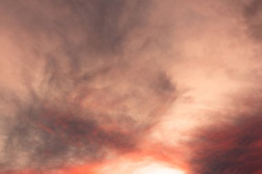 Gün doğumunda ya da günbatımında gökyüzünde renkli bulutlar. Doğal doğal arkaplan..