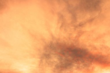 Gün doğumunda ya da günbatımında gökyüzünde renkli bulutlar. Doğal doğal arkaplan..