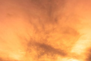 Gün doğumunda ya da günbatımında gökyüzünde renkli bulutlar. Doğal doğal arkaplan..