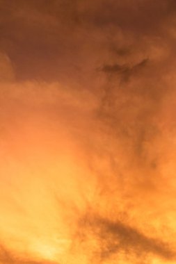 Gün doğumunda ya da günbatımında gökyüzünde renkli bulutlar. Doğal doğal arkaplan..