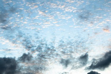 Gökyüzü mavi ve beyaz bulutlarla güzel doğa arka planıyla.