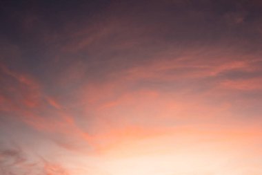 Gün doğumunda ya da günbatımında gökyüzünde renkli bulutlar. Doğal doğal arkaplan..