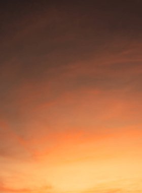 Gün doğumunda ya da günbatımında gökyüzünde renkli bulutlar. Doğal doğal arkaplan..