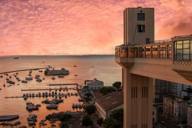 Salvador Bahia Brezilya 'daki Lacerda Asansörü' nde gün batımı manzarası.