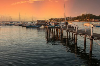 Salvador Bahia Brezilya 'da Ribeira' nın kıyısında demirli yelkenli teknelerle gün batımı.