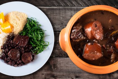 Brezilya feijoada 'sı. Geleneksel Brezilya yemekleri. en üstteki görünüm.