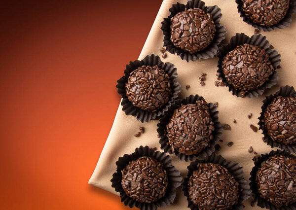 Бразильский традиционный сладкий бригадейро. Вид сверху. копия пространства.