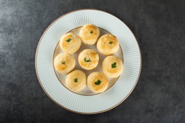 Empada. Geleneksel Brezilya usulü tavuk. Gri arkaplan.