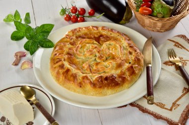 Tuzlu ricotta, patlıcan, sarımsak ve kekik ile birlikte tuzlu turta.