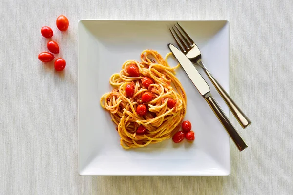 Spaghetti Con Pomodorini Serviti Piatto Quadrato Sparati Dall Alto — Foto Stock