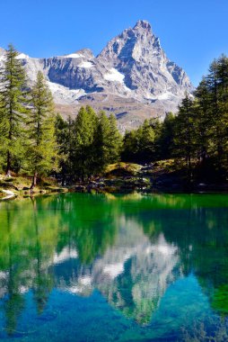 Matterhorn 'un görüntüsü Breuil-Cervinia, Valtournenche yakınlarındaki Mavi Göl' e yansıdı. 