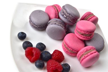 Çilekli makarna; ahududu ve yabanmersini, taze böğürtlenli bir çay tabağında. 