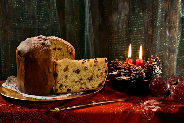Χριστουγεννιάτικο Panettone Φέτες Φέτα Τοποθετημένη Ένα Χρυσό Πιάτο Αναμμένα Κεριά — Φωτογραφία Αρχείου