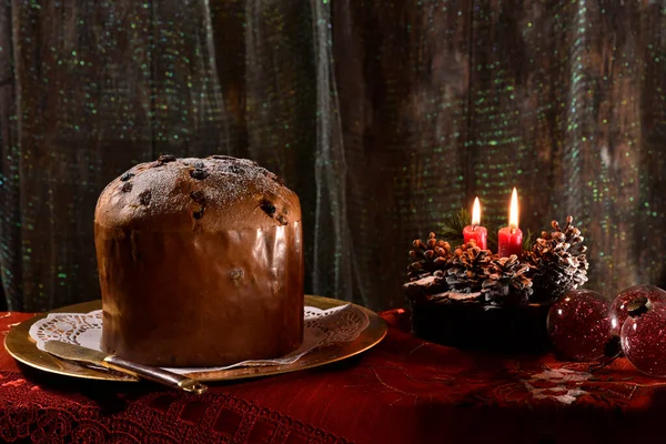 Whole Cwhole Christmas Panettone Golden Tray Lighted Candles Decorations Nearby — Stock fotografie