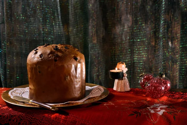 Celý Vánoční Panettone Zlatém Podnosu Svíčkou Andělem Poblíž Typický Italský — Stock fotografie