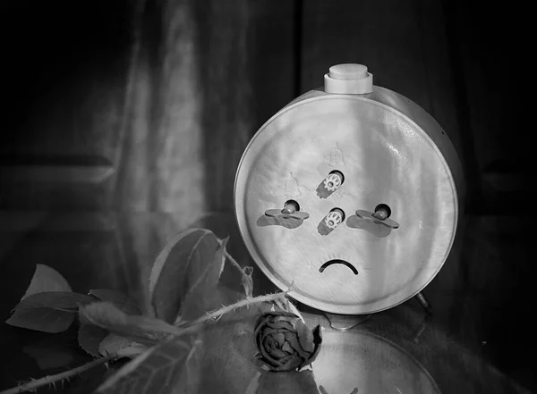 Viejo Reloj Despertador Triste Mira Una Flor Muerta — Foto de Stock
