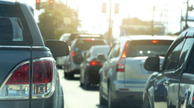 Trafikte sıkışan diğer arabaların arkasındaki gri renkli parkın soyut arka tarafı.