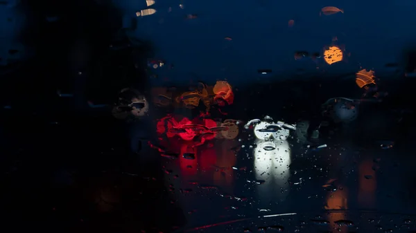 Abstrakcyjne Zamazane Nieselektywne Skupienie Fal Deszczowych Szybie Samochodu Bokeh Światła — Zdjęcie stockowe