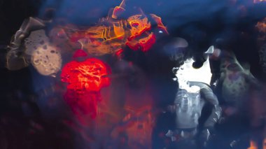 Işığın soyut ve bulanık arkaplanı gece kırmızı ve beyaz yayıldı.