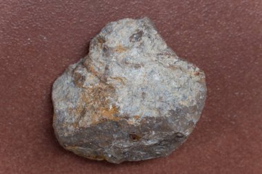 Turuncu fayans üzerinde granit. Eski yüzeyde pas lekeleri var..