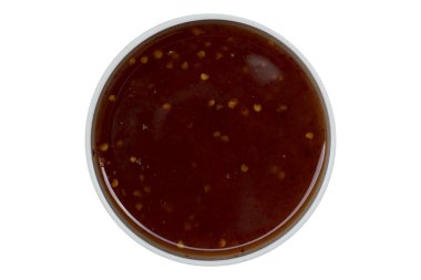 Izgara Tavuk Sosu 'nun üstünde. Beyaz bardağın içinde. Kırpma yolu ile izole edilmiş beyaz arkaplanda.