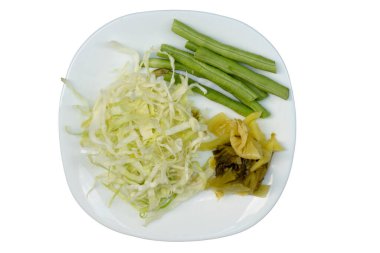 Beyaz lahana, lahana turşusu ve mercimek ile birlikte beyaz bir tabakta sebzeler. izole edilmiş beyaz arkaplan.