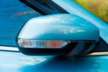 Mavi arabanın yan aynalı kanat kaplama malzemesi katlanabilir park zamanıdır. otomatik sistemden otomatik olarak.