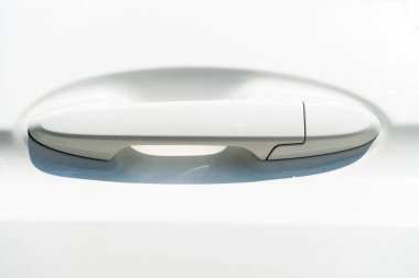 Beyaz arabanın kapı kolu. Güzel tutuş ve kıvrımlı köşeler.