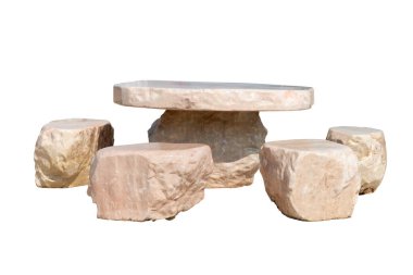 Sandalyeli mermer masa serin beyaz renk. Dışarıya yerleşin. İzole edilmiş beyaz arka planda. kırpma yolu ile.