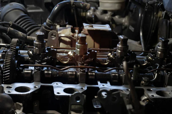 車のエンジンインジェクターの選択的な1つ すすのメンテナンスと洗浄のための蓋を開ける — ストック写真