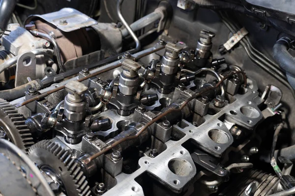 車のエンジンインジェクターの選択的な1つ すすのメンテナンスと洗浄のための蓋を開ける — ストック写真