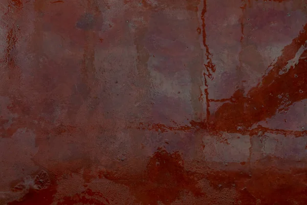 Turuncu beton zemin ıslak, parlak su lekeleriyle kaplı. Arka planda ve dış yüzeyde yağmurlu zemin dokusu için.