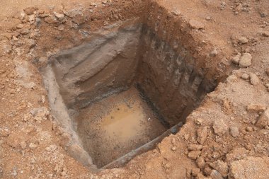 Preparing the foundation on the ground for construction columns Digging the ground down to a width ratio of one meter by one meter. Depth according to the set standard level.