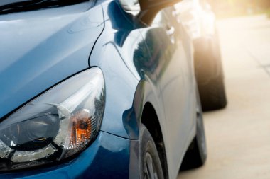 Mavi araba farlarının önünde. Arkadaki bulanık arabayla yolda ilerliyorduk. Yarışlar ya da yolculuklar.