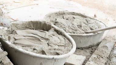 İnşaat geçmişi. Çimento karıştırıcı kamyonunda ince sıvı çimento.
