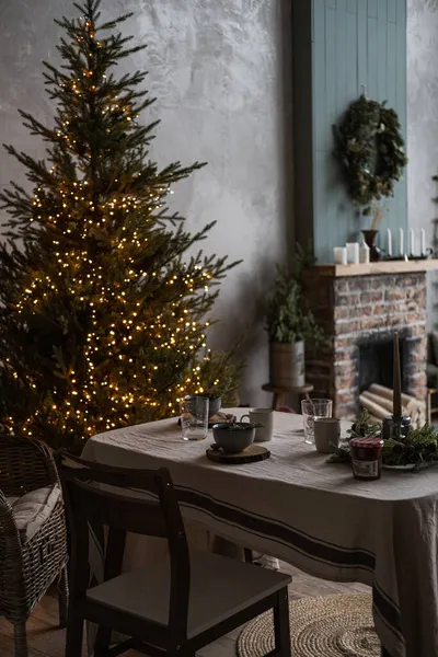 Modernes Wohnraumkonzept Gemütliches Gemütliches Wohnzimmer Mit Weihnachtsbaum Mit Tisch Kamin — Stockfoto