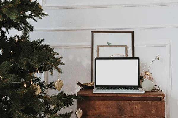 Vorderseite Des Laptops Mit Leerem Kopierraum Weihnachtsbaum Mit Dekoration Arbeit — Stockfoto
