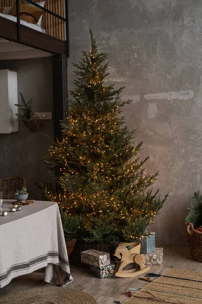 Caixas Presente Artesanato Caseiro Sob Árvore Natal Com Luzes Guirlanda — Fotografia de Stock