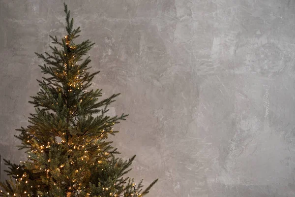 Elegante Weihnachtsfichte Tanne Mit Warm Funkelnden Lichterketten Vor Neutraler Dunkler — Stockfoto