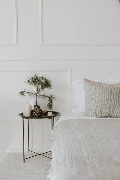 Helles Schlafzimmer Mit Nachttisch Bett Neutraler Bettwäsche Kissen Weißer Wand — Stockfoto