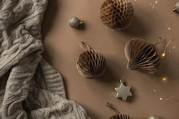 Örgü Kumaşlı Noel Kompozisyonu Noel Ağacı Süslemeleri Bej Arkaplanda Parıldayan — Stok fotoğraf