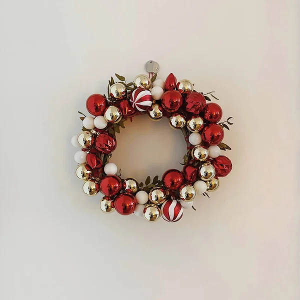 白い背景に赤と金のクリスマスボールで作られたクリスマスリースフレーム — ストック写真
