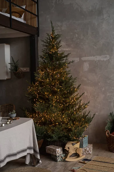 Modernes Wohnraumkonzept Komfortables Gemütliches Wohnzimmer Mit Weihnachtsbaum Mit Geschenken Tisch — Stockfoto